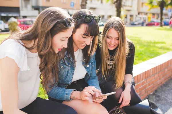 Tre Giovani Donne Millennials All Aperto Città Utilizzando Smart Phone — Foto Stock