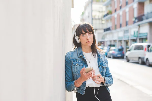 Giovane Donna Millennials Ascoltare Musica Utilizzando Smartphone All Aperto — Foto Stock