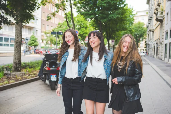 Três Jovens Mulheres Felizes Amigos Andando Abraçando Livre Divertindo — Fotografia de Stock