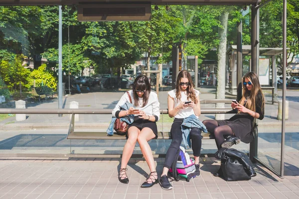 Tre Giovani Donne Millennials All Aperto Città Utilizzando Smart Phone — Foto Stock