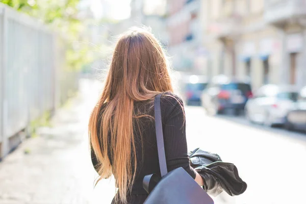 Vista Trasera Joven Mujer Millennials Caminando Aire Libre Ciudad — Foto de Stock