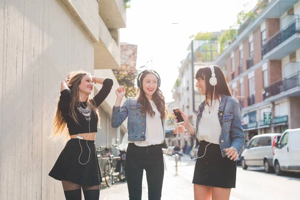 Trois Belles Jeunes Femmes Milléniaux Écouter Musique Danser Amusant Ensemble — Photo