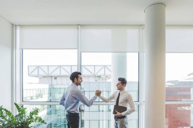 Çok ırklı işadamları el sıkışıyor