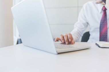 Bilgisayarı kullanarak el işadamını kapat