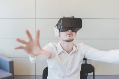 Genç Kafkas işadamı 3D izleyici kullanıyor