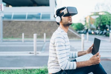 Genç Asyalı adam 3D görüntüleyici ve bilgisayar kullanıyor