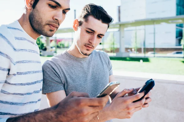 Dos Amigos Multiétnicos Usando Teléfono Inteligente — Foto de Stock