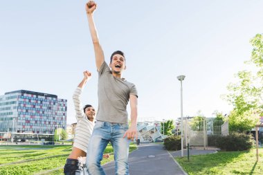 İki çok ırklı arkadaş ışığın arkasına atlıyor