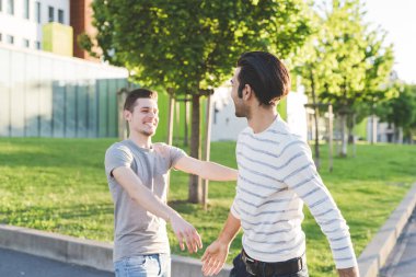 İki çok ırklı arkadaş arka planda.