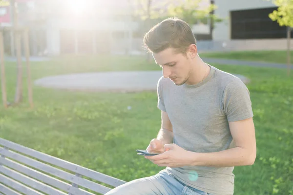 Hombre Joven Usando Teléfono Inteligente Aire Libre — Foto de Stock