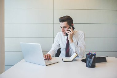 Kafkasyalı genç işadamı akıllı telefonlardan bahsediyor.