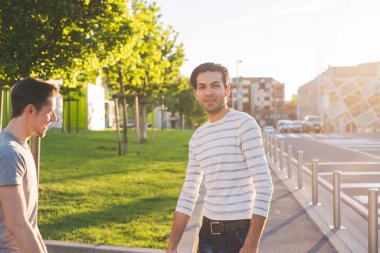 Genç Hintli adamın portresi dingin ve kendine güvenen