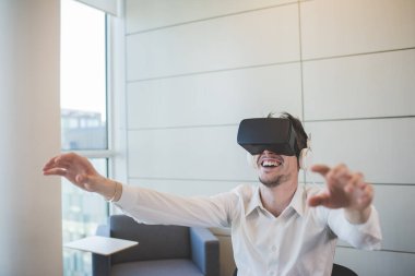 Genç Kafkas işadamı 3D izleyici kullanıyor 