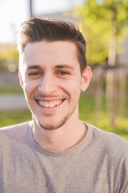 Kafkasyalı genç bir adamın portresi dingin ve açık havada kendinden emin. 