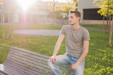 Kafkasyalı genç bir adamın portresi dingin ve açık havada kendinden emin. 