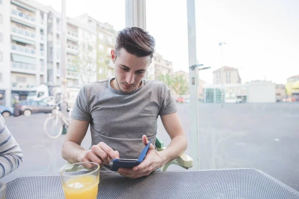 Hombre Joven Usando Teléfono Inteligente Bar Sentado Aire Libre — Foto de Stock