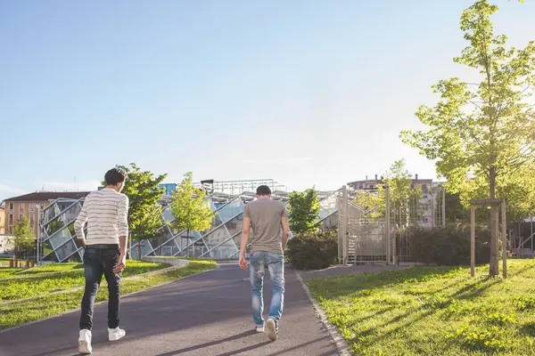 Zwei Multiethnische Freunde Gehen Gemeinsam Freien Spazieren — Stockfoto