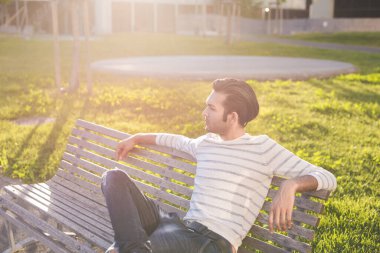 Genç Hintli adamın portresi dingin ve kendinden emin 