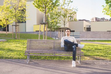 Genç Hintli adamın portresi dingin ve kendinden emin 