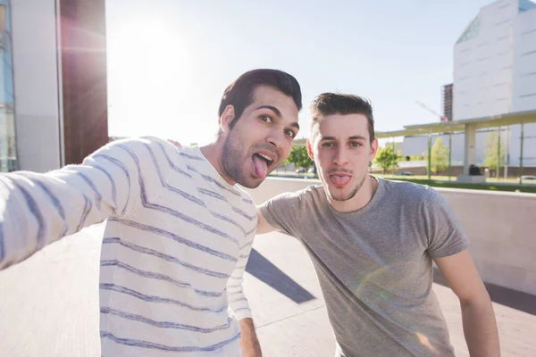 Due Multietnico Maschio Migliori Amici All Aperto Prendendo Selfie Fare — Foto Stock