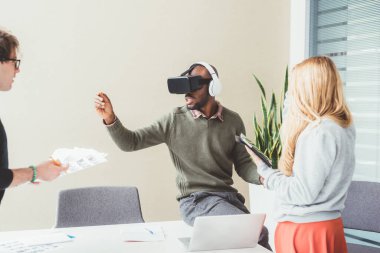 Üç bin yıllık çok ırklı iş adamları üç boyutlu google 'ları kapalı ofis ofislerinde kullanıyorlar.