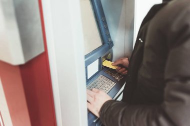 ATM 'den tanınmayan kişinin parasını çekmesini kapat.