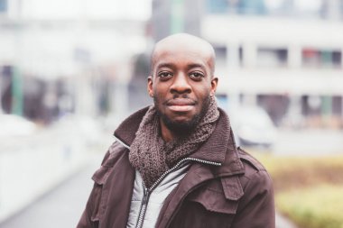 Dışarıda gülümseyen güzel afro adam portresi