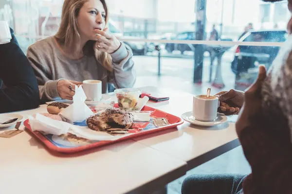 Tre Multietniska Vänner Äter Frukost — Stockfoto