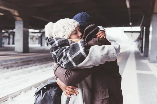 Genç Çok Irklı Bir Çift Sarılıyor — Stok fotoğraf