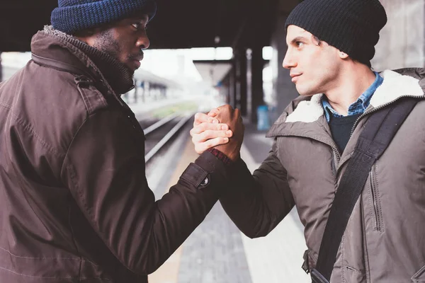 Dva Multietnické Muž Přátelé Třesoucí Ruce — Stock fotografie