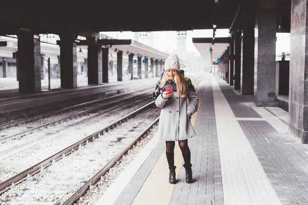 Νεαρή Όμορφη Γυναίκα Που Χρησιμοποιεί Έξυπνο Τηλέφωνο Στο Σιδηροδρομικό Σταθμό — Φωτογραφία Αρχείου