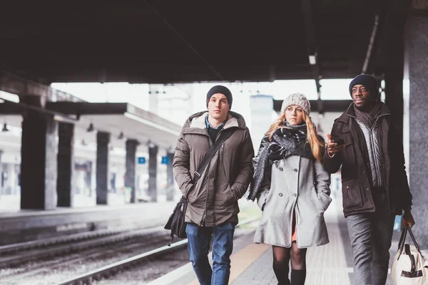Tre Giovani Amici Multietnici Divertono Passeggiando Stazione Ferroviaria — Foto Stock