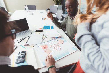 Takvimi kapat. Üç iş adamı, çok ırklı iş arkadaşları.