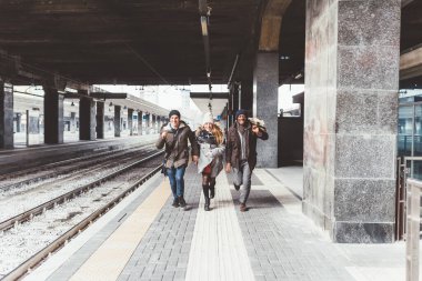 Tren istasyonunu yöneten üç genç çok ırklı arkadaş