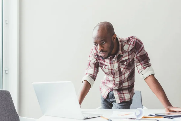 Joven Hombre Negocios Negro Utilizando Computadora Trabajo Interiores Oficina — Foto de Stock