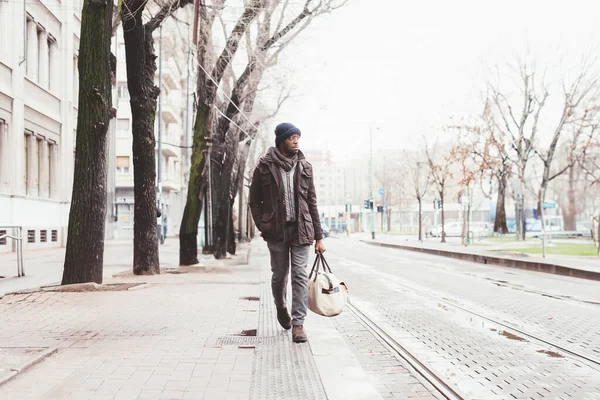 Genç Siyah Adam Yürüyüş Otobüsünde Çanta Taşımayı Bırak — Stok fotoğraf