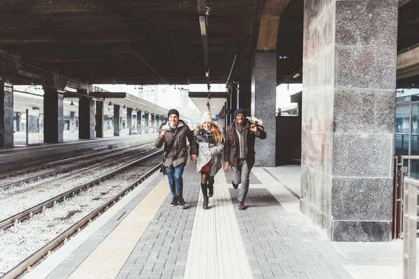 Τρεις Νεαροί Πολυεθνικοί Φίλοι Που Λειτουργούν Σιδηροδρομικό Σταθμό — Φωτογραφία Αρχείου
