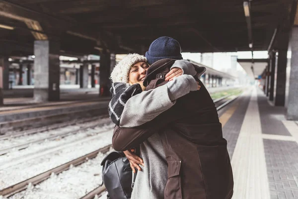 Pasangan Muda Cantik Berpelukan Multietnis — Stok Foto