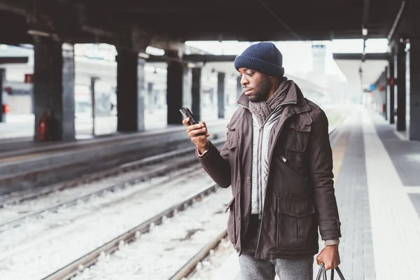 Mladý Muž Černý Pomocí Chytrý Telefon Vlakové Nádraží Dojíždění — Stock fotografie