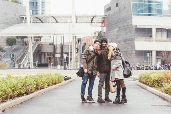 Tre Unga Multietniska Vänner Som Tar Selfie — Stockfoto