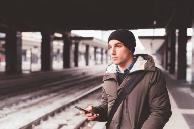 İleriye bakan sarışın kadın portresi  