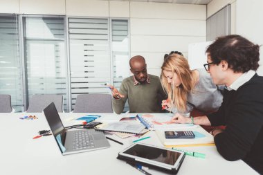 Üç kişi kapalı alanda çalışıyor - çalışma, iş, başlangıç konsepti