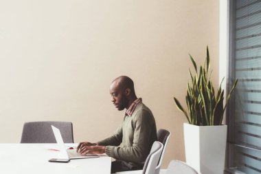 Ofiste çalışan siyahi profesyonel iş adamı bilgisayar kullanıyor - iş adamı, iş adamı, başarılı konsept