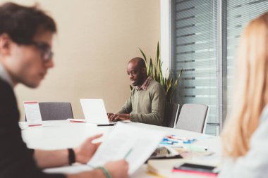 Modern ofiste proje için birlikte çalışan üç meslektaşım var.