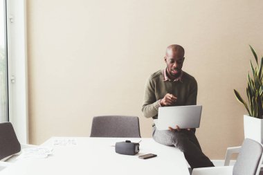 Modern ofiste proje için birlikte çalışan üç meslektaşım var.