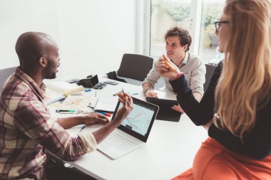 Modern ofiste proje için birlikte çalışan üç meslektaşım var.