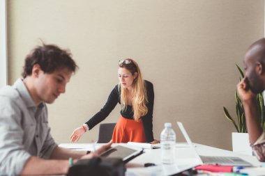 İki bin yıllık etnik çeşitlilik, kendine güvenen bir kadın liderle bir araya geliyor. Kendine güvenen, iş yapan, çalışan bir konsept.