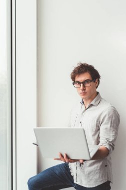 Bilgisayar kullanan genç beyaz bir adam.