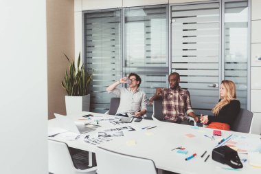 Üç kişi kapalı alanda çalışıyor - çalışma, iş, başlangıç konsepti