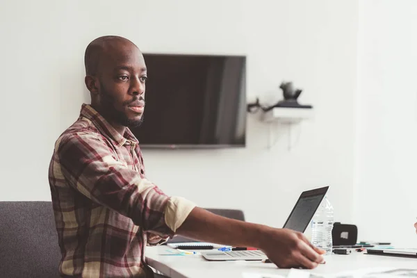 Negro Hombre Negocios Profesional Que Trabaja Oficina Interior Utilizando Computadora — Foto de Stock